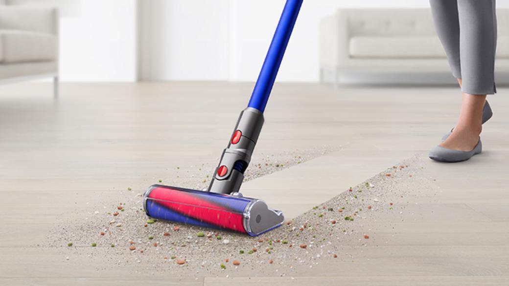 https://decora-group.ams3.cdn.digitaloceanspaces.com/domus/media/111525/Dyson-V11-Fluffy-Nickel-Red-(3)---Domus.jpg