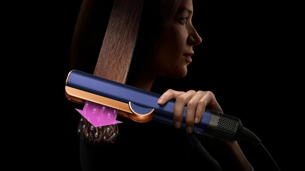 https://decora-group.ams3.cdn.digitaloceanspaces.com/domus/media/113735/Dyson-HT01-Airstrait-Prussian-Blue-Rich-Copper-(2)---Domus.webp