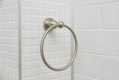 https://decora-group.ams3.cdn.digitaloceanspaces.com/domus/media/59491/conversions/ER-00055264-Кольцо-для-полотенца-Аверс,-хром-(Аквалиния)-(2).large.webp
