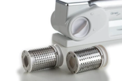 https://decora-group.ams3.cdn.digitaloceanspaces.com/domus/media/75337/conversions/gratì-metal-ariete-44-grattugia-elettrica-due-rulli-per-grattugiare-ef5f7e1b06ee7af09f0674f9994ab38f.large.webp