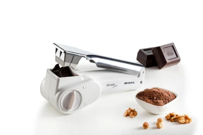 https://decora-group.ams3.cdn.digitaloceanspaces.com/domus/media/75338/conversions/gratì-metal-ariete-44-grattugia-elettrica-per-cioccolato-grattugiato-ddb839290779cde2f2372131b12e0935.large.webp