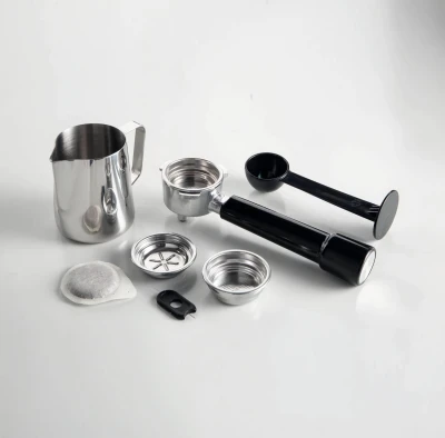 https://decora-group.ams3.cdn.digitaloceanspaces.com/domus/media/75820/conversions/ariete-1313-macchina-caffe-espresso-in-metallo-con-macinacaffe-accessori-201f110685eefec3ee22a6fbc510286f.large.webp