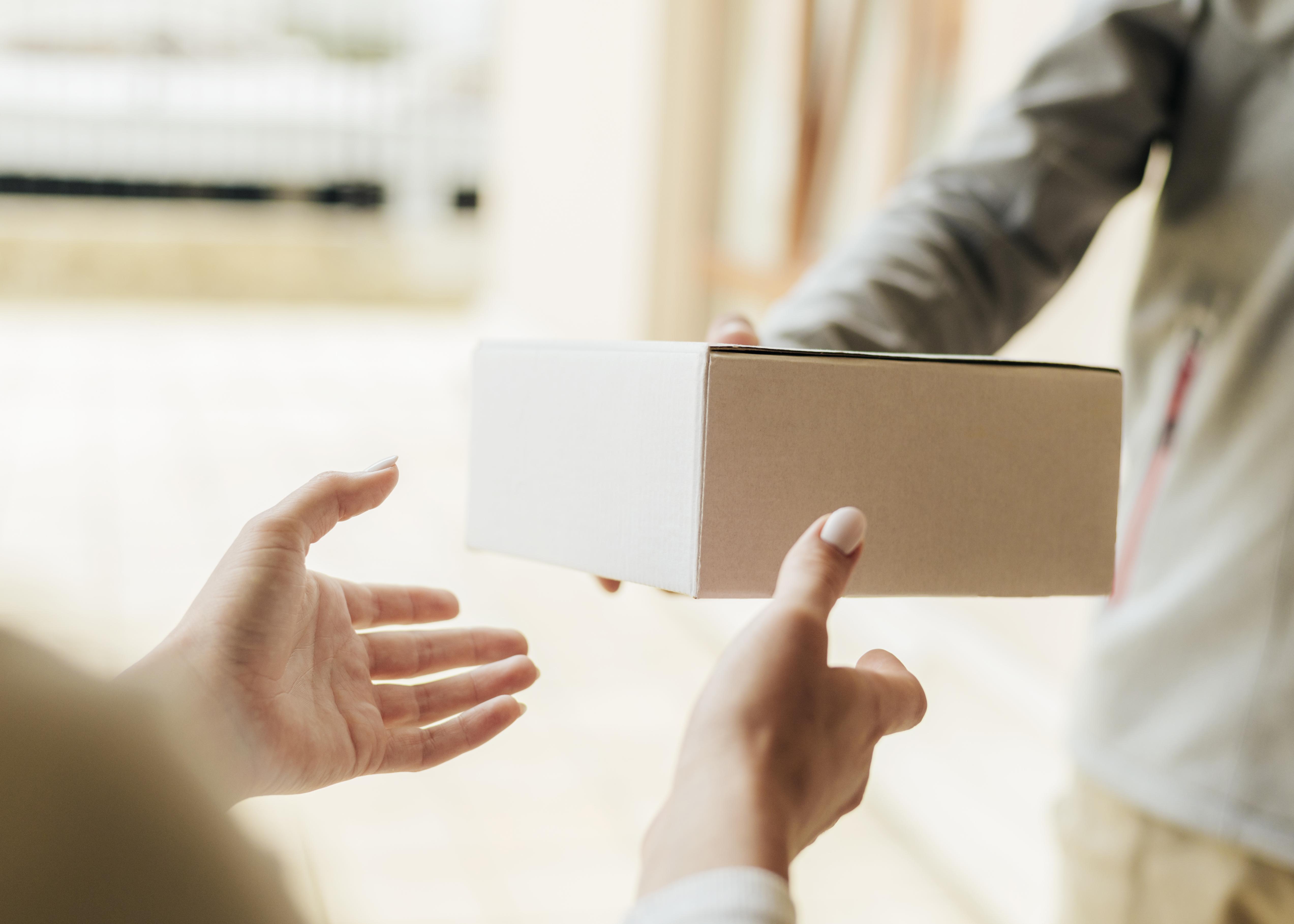 https://decora-group.ams3.cdn.digitaloceanspaces.com/domus/media/96204/close-up-hands-getting-box.jpg
