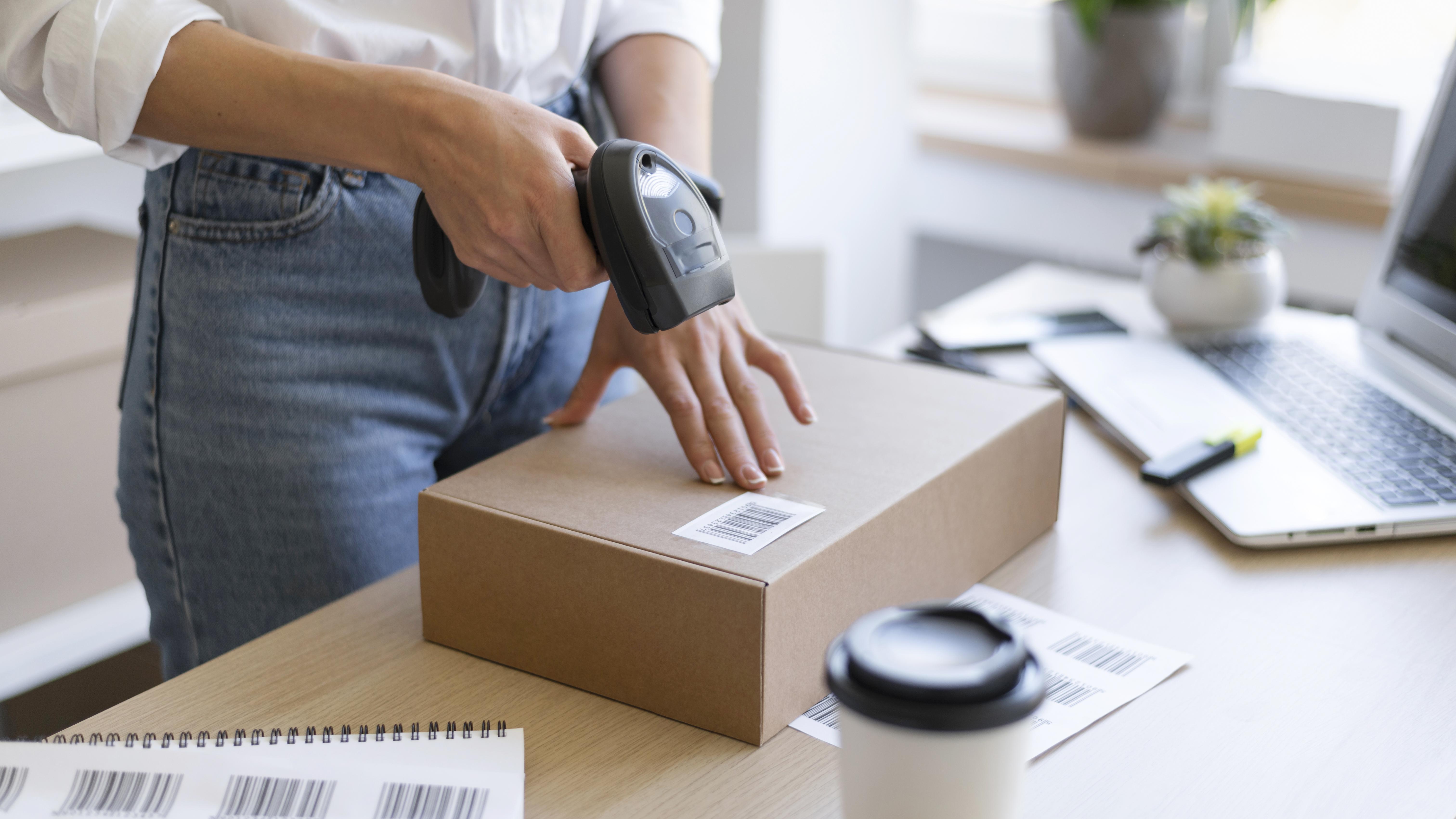 https://decora-group.ams3.cdn.digitaloceanspaces.com/domus/media/96210/close-up-hand-holding-scanner.jpg