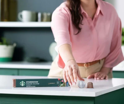 https://decora-group.ams3.cdn.digitaloceanspaces.com/domus/media/97667/conversions/Starbucks-House-Blend-Lungo-(4).large.webp